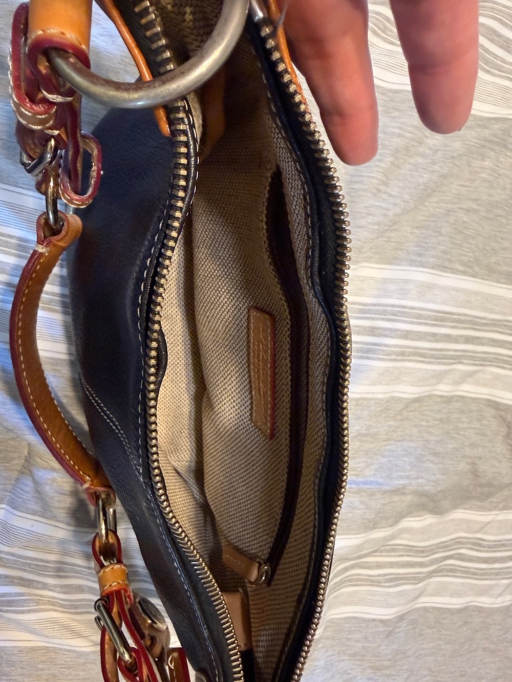 Dooney & Bourke Black and tan leather purse - Picture 5 of 6
